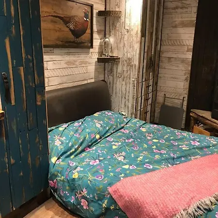Apple Crate In The Orchard- Cozy Hideaway